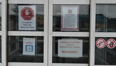 Bis zuletzt galt das Besuchsverbot. Im Haus Olbernhau befinden sich entsprechende Hinweise an der Eingangstür.