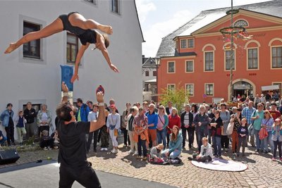 So ging es vor einem Jahr zum Naturmarkt in Augustusburg zu: Das Duo Masawa bot einen Akrobatikbeitrag.