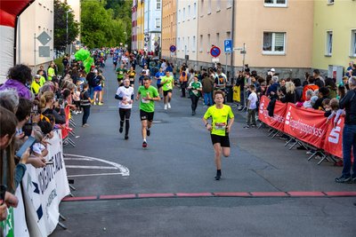 Die Läufer wurden bis ins Ziel von vielen Zuschauern an der Strecke angefeuert.