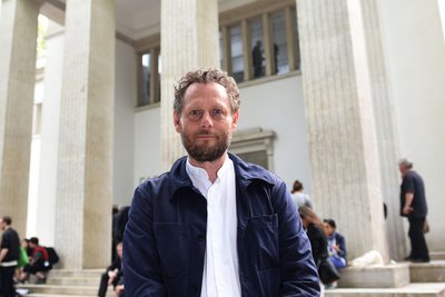 Künstler Olaf Nicolai 2015 in Venedig auf der Biennale vor dem Deutschen Pavillon.