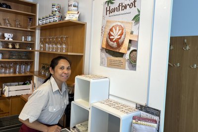Kirchbäck-Verkäuferin Mayumi Hielscher bietet freitags Hanfbrot für 3,95 Euro zum Verkauf an, hier die Filiale am Modezentrum Kress in Hartmannsdorf.