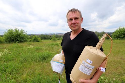 Hochexplosiv: Karsten Schneider mit zwei der Feuerwerksbomben für das Feuerwerk zum Bergstadtfest in Freiberg.