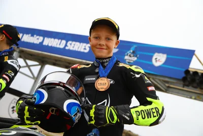 Stolz präsentiert der 13-jährige Blondschopf aus dem Erzgebirge seine Bronzemedaille, die er in Spanien erkämpft hat.