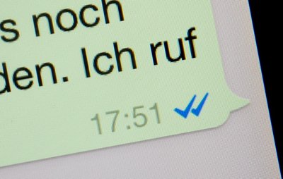 Zwei blaue Häkchen zeigen seit Kurzem an, ob eine Nachricht im Messenger Whatsapp gelesen wurde.