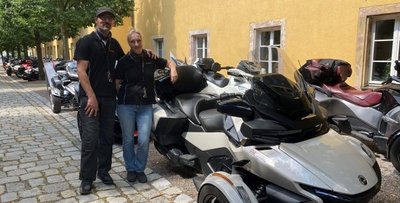 Silke und Alf Mellmann, die mit mehr als 50 weiteren Maschinen und etwa 70 Fahrern und Mitfahrern zur Sommertour unterwegs waren und im "Schlossgasthaus" in Lichtenwalde Mittagspause machten. 