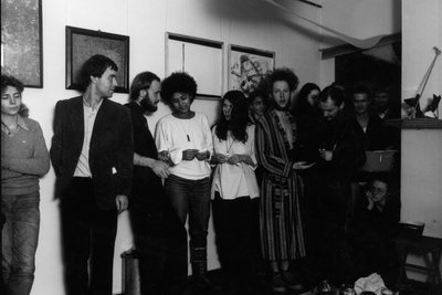 „Ich war Aktmodell und habe deswegen nackt die Tür aufgemacht, also nackt mit Bademantel“: Gerd Harry Lybke bei einer Ausstellungseröffnung in Leipzig 1983.