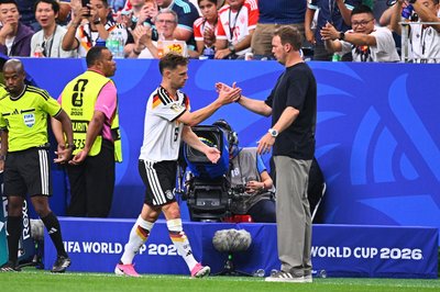 Zwei, die sich verstehen. Julian Nagelsmann klatscht mit Joshua Kimmich ab. 