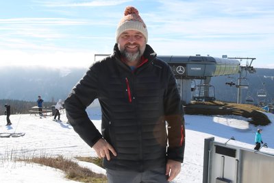 Petr Vorácek hat am Pleßberg große Pläne. Am Hang hinter ihm will er eine Zipline bauen lassen.