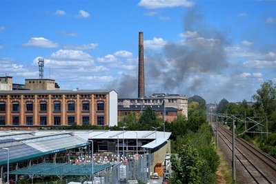 Das Feuer in Chemnitz war am Montagnachmittag auf einer Industriebrache im Stadtteil Schönau ausgebrochen.
