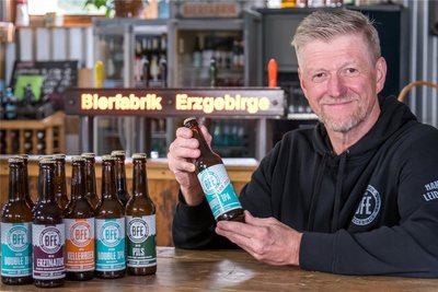 Grünhopfen Helles und Sommer Ale: Uwe Gottwald von der Bierfabrik in Wünschendorf baut selbst Hopfen an und setzt auf Experimentierfreude bei den Bierkreationen.