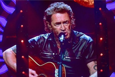 Kleiner Mann ganz groß: Peter Maffay bei seinem "Unplugged"-Konzert in der Arena Chemnitz. 