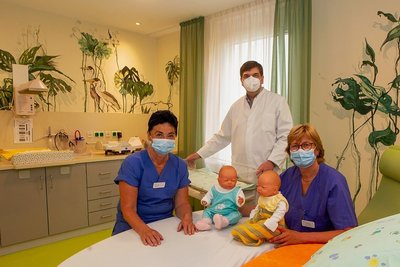 Stilvolle Wandmalereien des Limbacher Künstlers Dirk Söllner sind charakteristisch für die neu gestalteten Kreißsäle der Plauener Frauenklinik. Da haben die dienstälteste Hebamme Petra Goller (links) und die leitende Geburtshelferin Kerstin Meister schon anderes gesehen. Seit dem Vorjahr ist Konstantin Malkin leitender Oberarzt. 