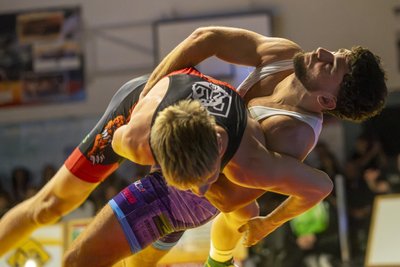 Aues Witas Behrendt (r.) mühte sich gegen Thalheims Finn Kühn redlich. Am Ende unterlag das Veilchen mit 7:11 (0:2).