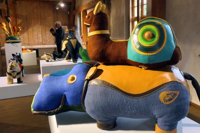 Stofftiere von Renate Müller in der Ausstellung im Wasserschloss Klaffenbach.