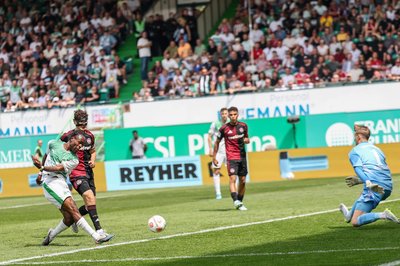 Noel Futkeu (l) staubt ab zum Fürther 1:0. 