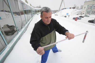 Auf der Halle im Sportforum lagen am Mittwoch 35 bis 40 Zentimeter Schnee auf dem Dach.