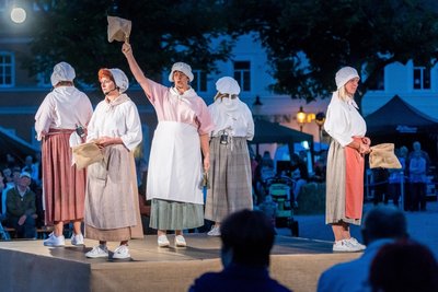 Ausgestattet mit Schürze, Rock und Haube - die Kostüme der Schauspielerinnen sind an Klamotten des einfachen Volkes im Jahre 1521 angelehnt. 
