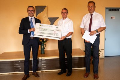 Am Mittwoch wurde der symbolische Scheck über gut 6 Millionen Euro Zuschüsse an den Montessori-Verein Annaberg übergeben. Im Bild von rechts: dessen Vorsitzender Michael Muschter, Geschäftsführer Steffen Simon und der sächsische Kultus-Amtschef Wilfried Kühner.