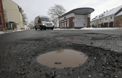 Die Schlachthofstraße erhielt zwar zwischen Zwickauer Straße und Feuerwache eine neue Decke. Doch zwischen Dr.-Breitscheid- und Cunsdorfer Straße präsentiert sie sich als Kraterlandschaft. Wegen fehlender Eigenmittel findet sich der Abschnitt nur auf Platz 6 der Prioritätenliste.