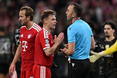 Kimmich reklamiert bei Schiedsrichter Pinheiro.