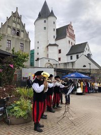 Die Schlossmusikanten Schwarzenberg sorgten am Samstag für festliche Stimmung bei der Einweihung.