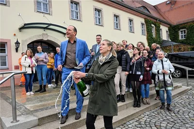 OB Gerd Härtig und die Kämmerin Inka Mokros ließen zur Feier der Schuldenfreiheit die Korken knallen. 