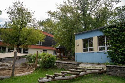 Zur Christlichen Maria-Montessori-Grundschule gehört ein weiteres Gebäude: das Haus „Omega“ (hinten). Mit dem Neubau vom Haus „Alpha" soll auch ein Verbindungsgang entstehen.