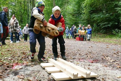 Auf das zuvor verlegte Gleis mussten die Schüler eine kleine Lok hieven, die sie ebenfalls selbst zusammengebaut hatten.