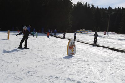 Im Kinderspaßpark gibt es auch Skiunterricht für kleine und große Alpinisten.