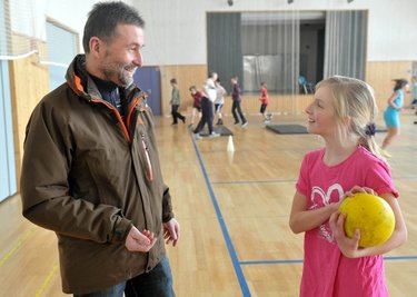 Kontrollbesuch: Rathauschef Peter Haustein beobachtet den Sportunterricht - hier im Gespräch mit der Viertklässlerin Jasmin.