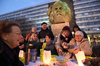 Plauschen unterm Karl-Marx-Monument: Etwa 200 Menschen sind am Samstag zum Picknick am Karl-Marx-Kopf gekommen.
