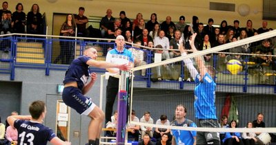 Fabian Schubert (links am Netz) schlägt den Ball zum Punktgewinn in die Hälfte der Gäste aus München. Der VSV Oelsnitz verlor das drittletzte Spiel der Vorrunde in eigener Halle mit 1:3 Sätzen.
