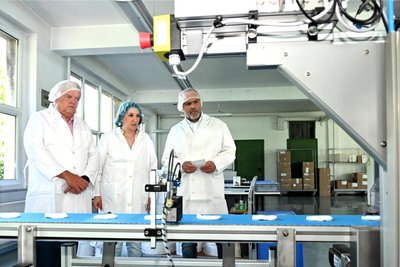 Alle unter der Haube: OB Dieter Greysinger, Geschäftsführerin Ulrike Kermes und Landrat Dirk Neubauer (v. l.) an der neuen Verpackungsmaschine.
