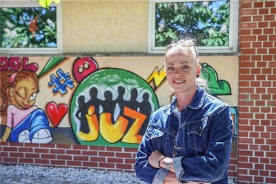 Mit ihren kreativen Ideen zum recyceln von Müll, hat das Jugendzentrum in Neukirchen bei einem Ideenwettbewerb den dritten Platz belegt. Leiterin Carla Reinhardt kann sich nun über 300 Euro für den Jugendclub freuen. 