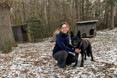 Sanjelle Stiehler, die junge Tierpflegerin, mit Ragnar, dem pechschwarzen Schäferhund.