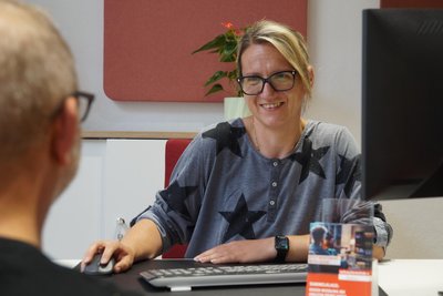 Arleen Becker berät in der Verbraucherzentrale Menschen, die eine Abmahnung bekommen haben.