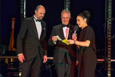 Matthias Hortmann (links), Leiter der BMW-Niederlassung, überreichte mit Moderatorin Katrin Weber die Reiseunterlagen an Frank Valentin.