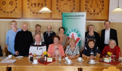 Die Senioren der Volkssolidarität waren am Mittwoch in Feierlaune. Geschäftsführer Olaf Schwarzenberger (r.) feierte gern mit.