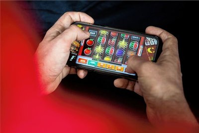 Online-Glücksspiele sind besonders gefährlich, da sie überall verfügbar sind - auf dem Handy, am PC oder auf dem Laptop.
