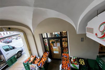 Der Feinkostladen am Markt ist bei vielen Reichenbachern eine beliebte Adresse - leider auch von Zeit zu Zeit bei Dieben. In den Markt wurde wiederholt eingebrochen. Der Inhaber will nun in den Ausbau der Sicherheitsvorkehrungen investieren.