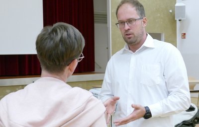 Dr. Björn Roscher und seine Kollegen der Dresdner Firma VSB standen rund 70 Gelenauer Bürgern Rede und Antwort. 