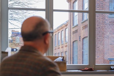 „Es ist das Beste, was passieren kann, wenn das die Leute so annehmen“: Blick aus dem Galeriefenster aufs Spinnerei-Gelände.