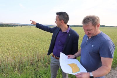 Bürgermeister René Straßberger und Bauamtsleiter André Felgner (r.) auf der Schmohlhöhe bei Hilbersdorf.
