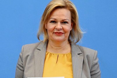 Innenministerin Nancy Faeser stellt den Bericht zu politisch motivierten Straftaten vor. 