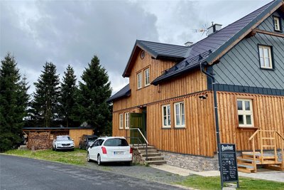 Die einstige Poststelle, tschechisch "Poštovna", ist heute eine Gaststätte.