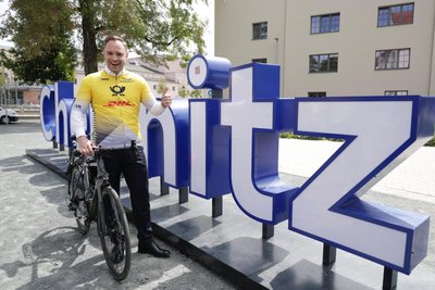 Alexander Dierks, Präsident des Sächsischen Landtages, im neuen Trikot des European Peace Ride, das von der Post gesponsert wird. Foto: Alexander Trienitz