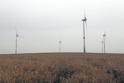Auf der Schmohlhöhe stehen bereits einige Windkraftanlagen.