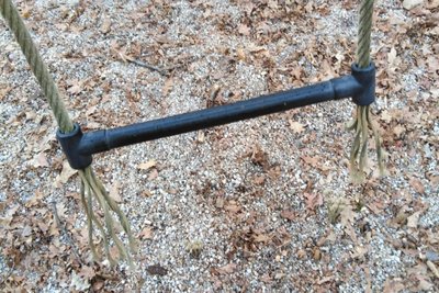 Zerschnittene Seile einer Strickleiter am Klettergerüst des Waldspielplatzes.