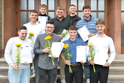 Diese neun Männer haben gut lachen: Sie sind die ersten Produktionstechnologen, die ihre Ausbildung in Freiberg absolviert haben.