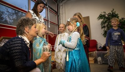 Das Sommertheater in Falkenau gehört zu den erfolgreichsten Hobby-Schauspiel-Gruppen der Region. Auch wenn schon jetzt Jugendliche bei den Aufführungen mitwirken, wurde die Nachwuchsarbeit mit der Gründung einer Kindertheatergruppe neu aufgestellt. Drei Vereinsmitglieder kümmern sich um die Mini-Mimen. Auch dafür gab es 1000 Euro Preisgeld. Der Verein wurde 2014 gegründet, seitdem wurden zahlreiche Stücke aufgeführt.